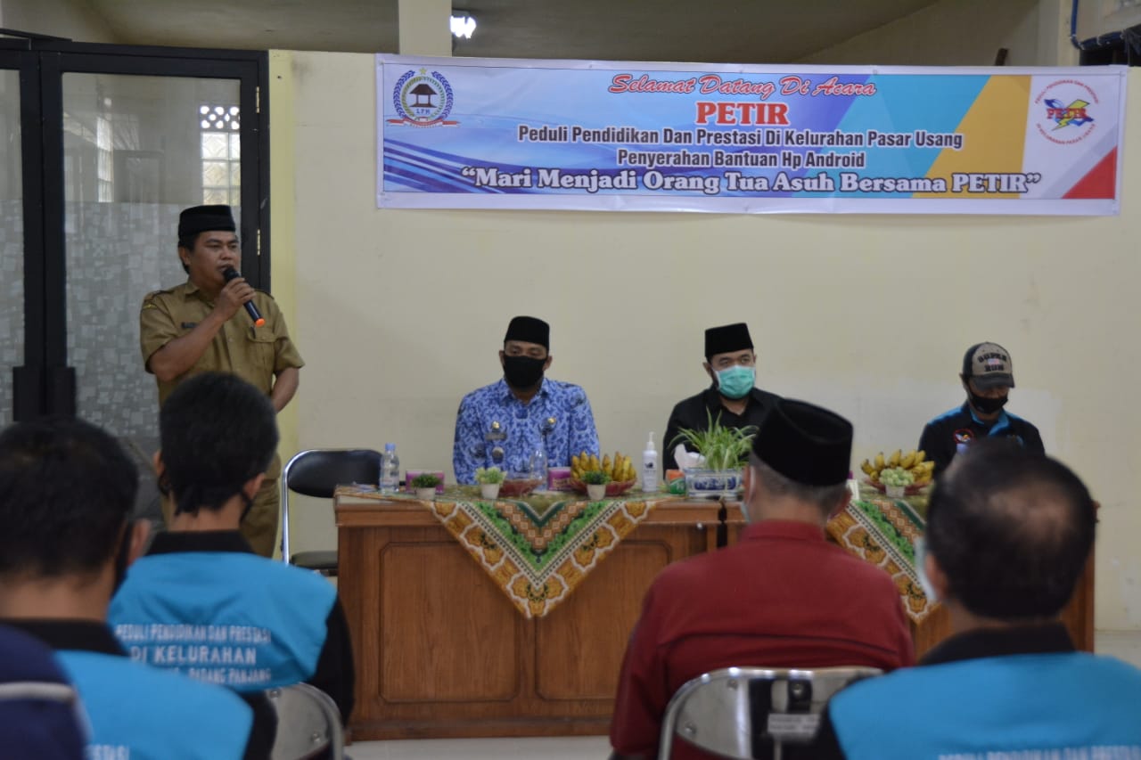 Walikota Padang Panjang Fadly Amran dalam agenda peduli pendidikan dan prestasi di Kelurahan Pasar Usang, Selasa (17/11)